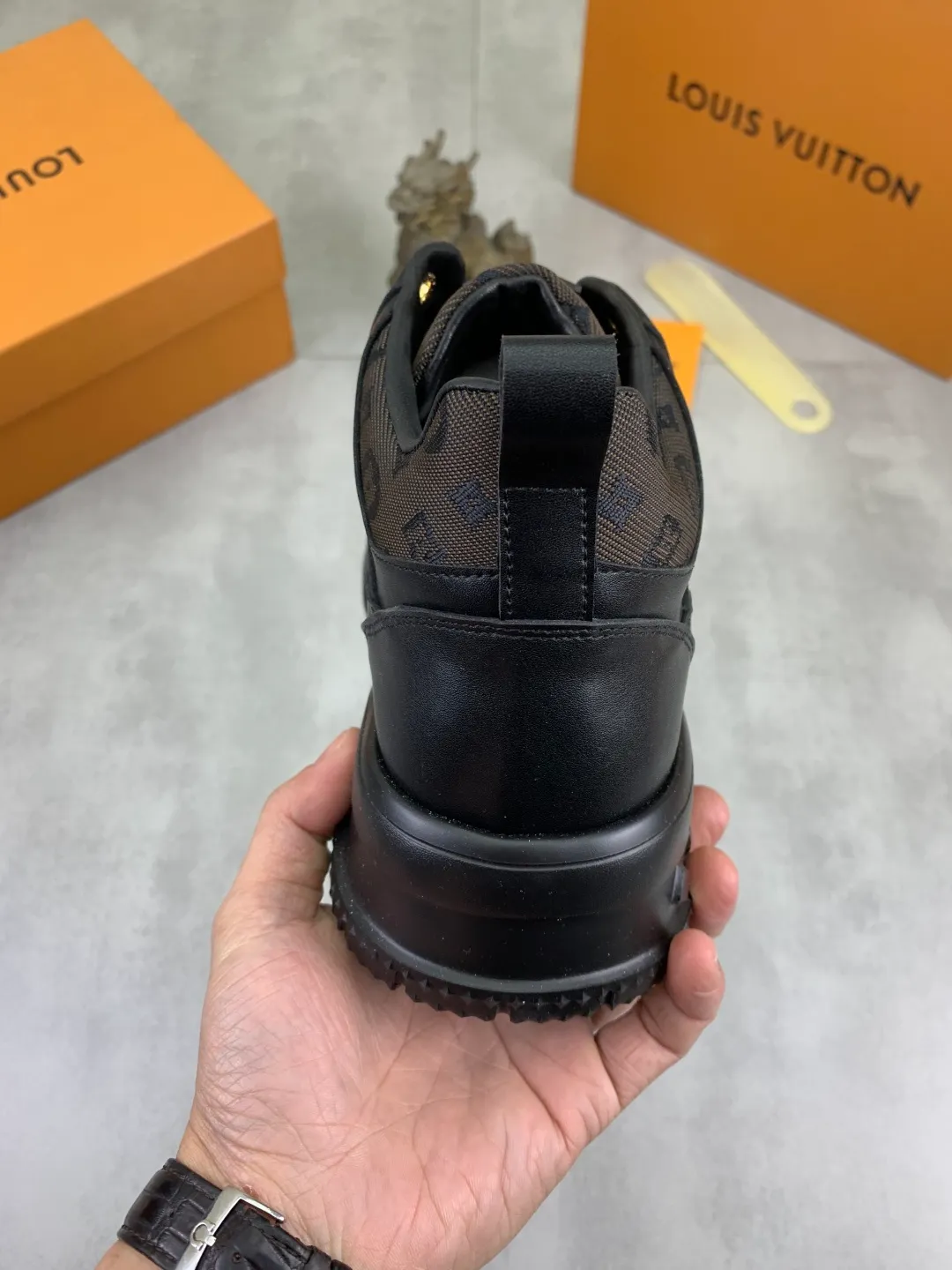 Men's men's shoes 💰P440 new style 💶【LOUIS VUITTON) new high top🍀LV Louis Vuitton *—— LV classic high top trendy shoes! Made of imported original soft calfskin, water-dyed pigskin lining. Original wear-resistant rubber outsole! High quality products! Code number: 38-44 Color: 3️⃣ colors available